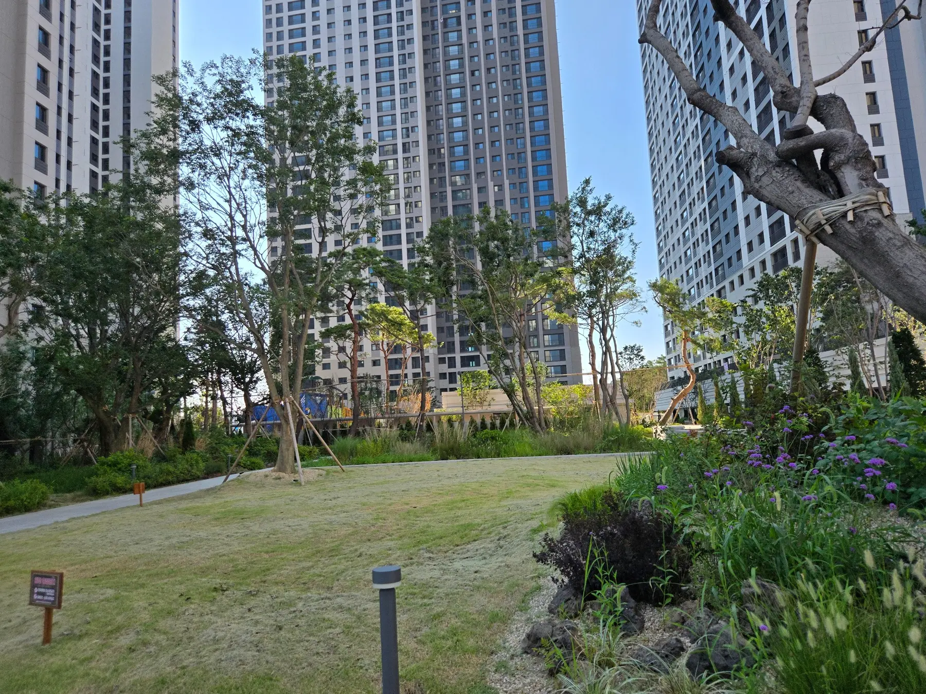 아산자이 그랜드파크 단지 내 조경과 산책로